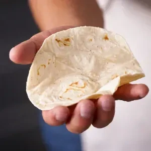 Su comportamiento después del recalentado permite conservar la suavidad de la tortilla una vez elaborada.