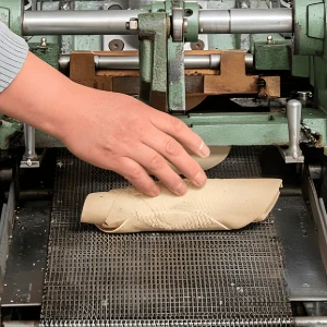 Ayuda a mantener la masa y la tortilla separadas de las superficies calientes durante el proceso.