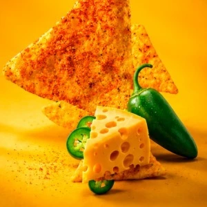 La combinación de queso y jalapeño permite ofrecer un perfil reconocible dentro de la categoría de botanas.